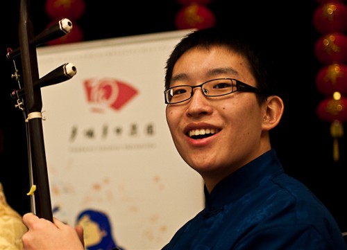 Read more about the article Ike Zhang awarded a first prize at 2010 Kiwanis for erhu